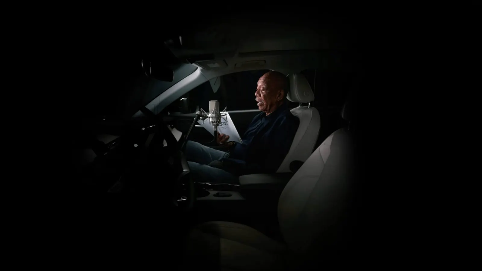 Audi escala Morgan Freeman para ler manual do novo Q3