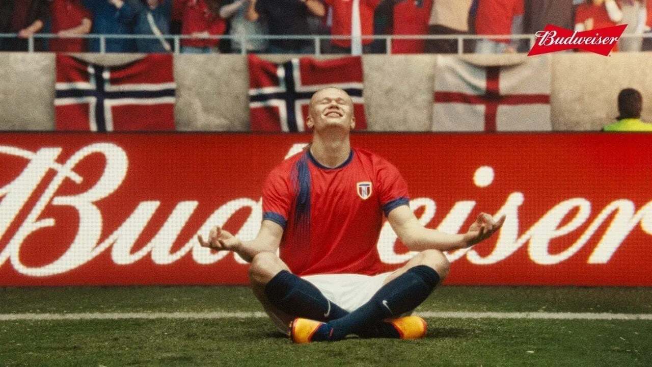Budweiser lança campanha "Let It Pour" para Copa 2026 com Erling Haaland e Jürgen Klopp