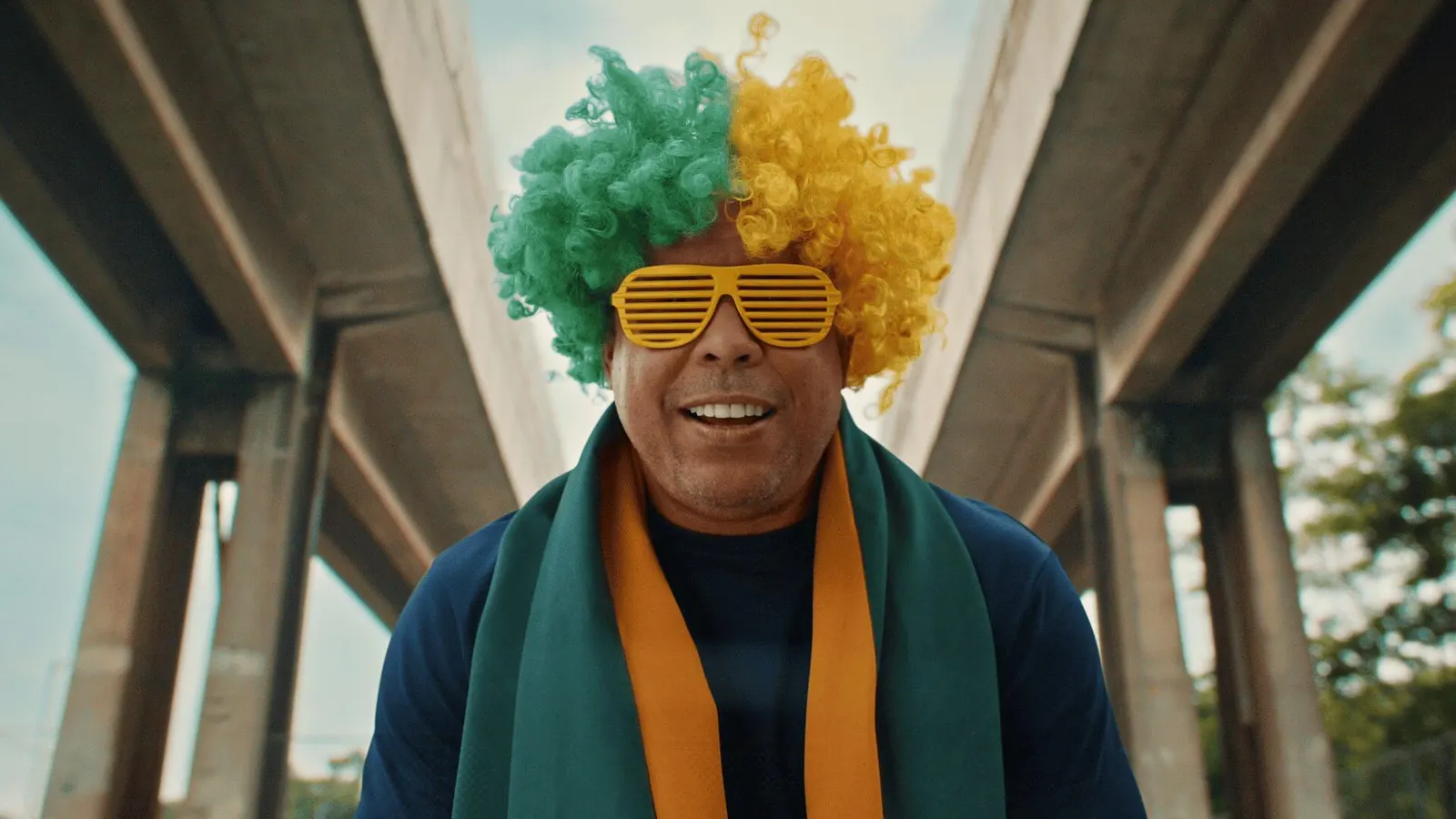 Itaú escala Ronaldo como torcedor (não como craque) na sua campanha para a Copa 2026