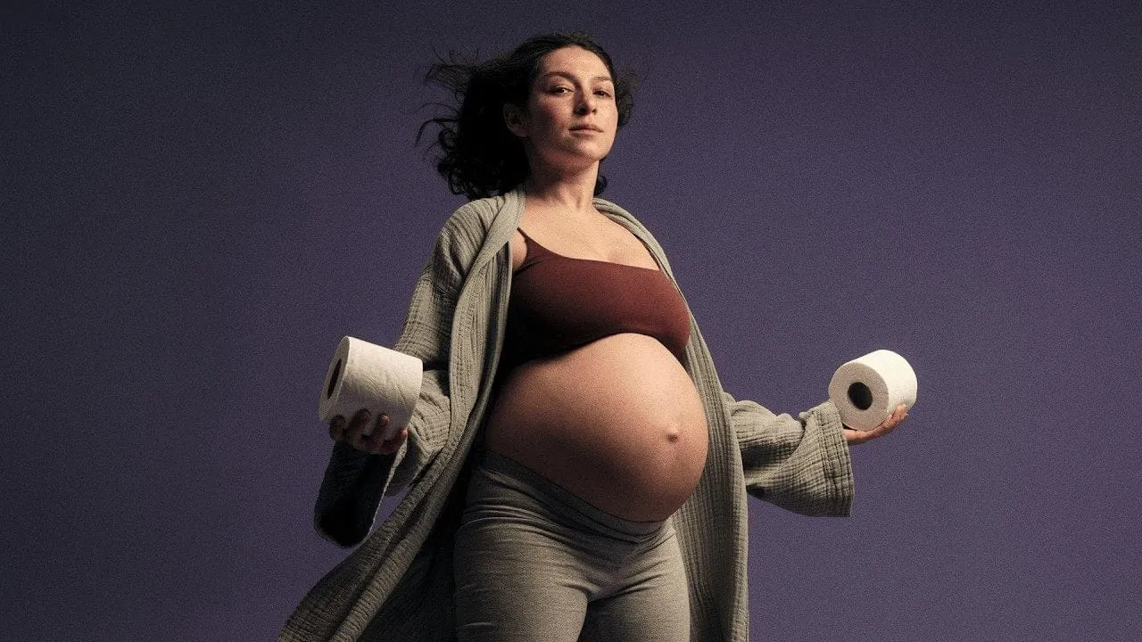 Marca de papel higiênico faz campanha sobre cocô durante o parto — e 75% das mulheres temem esse momento