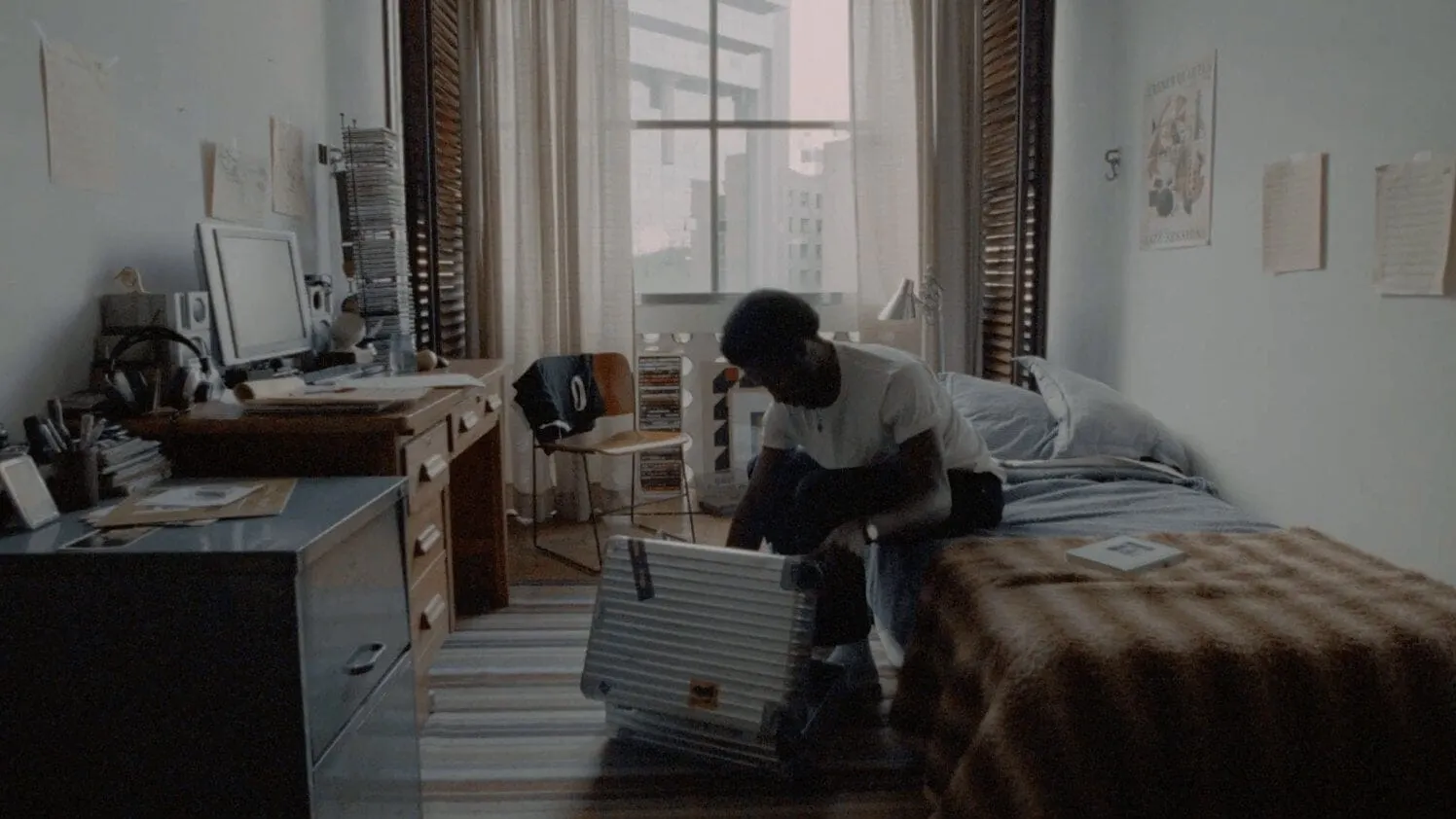 RIMOWA faz campanha de luxo onde o produto aparece amassado (e os amassados são o argumento)