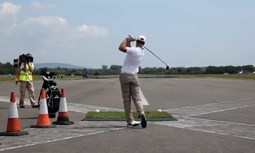 Mercedes-Benz vs. Bola de golf: Um desafio a 290 km/h