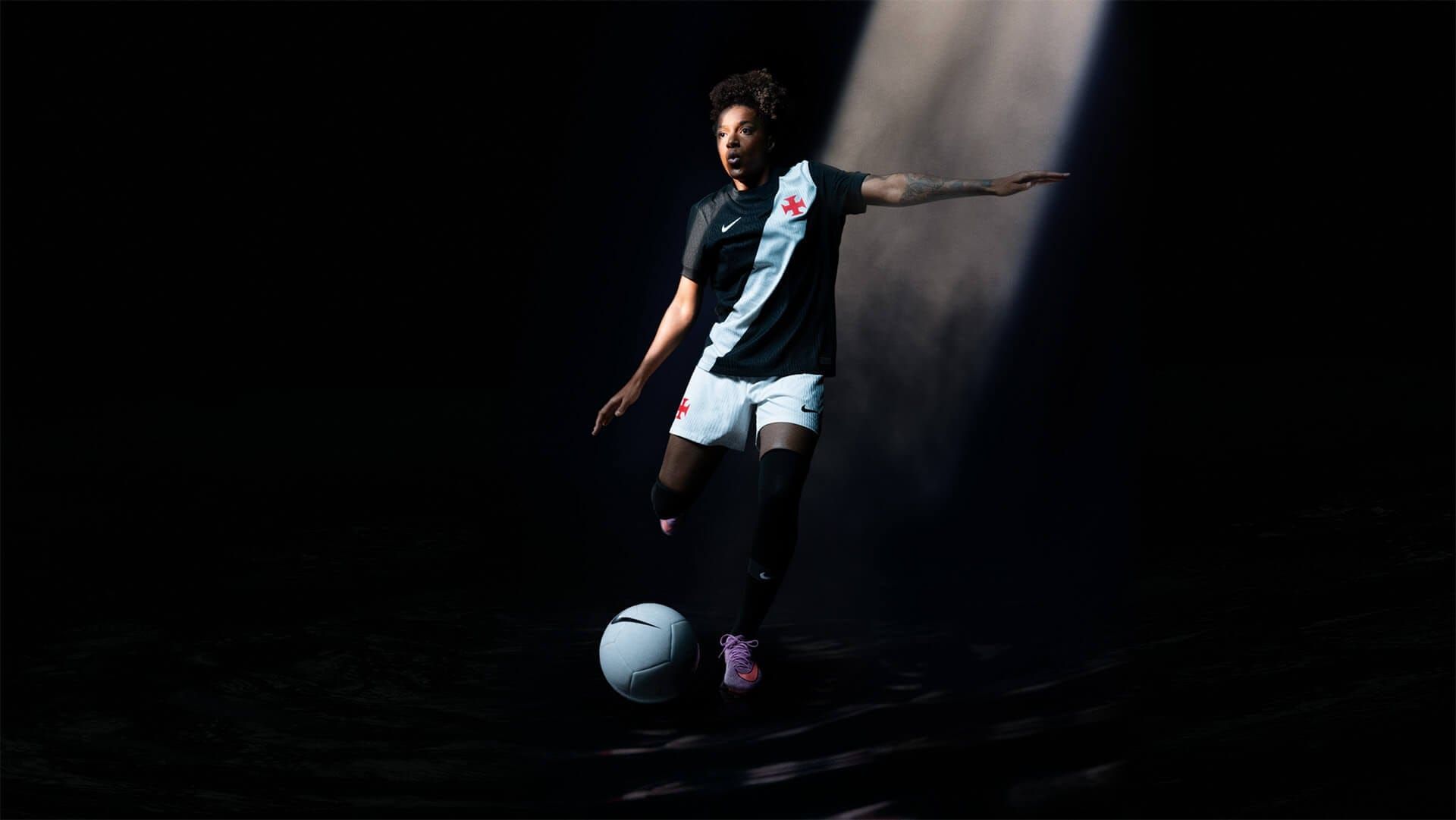 Nike e Vasco estreiam parceria com coleção que transforma faixa diagonal em onda