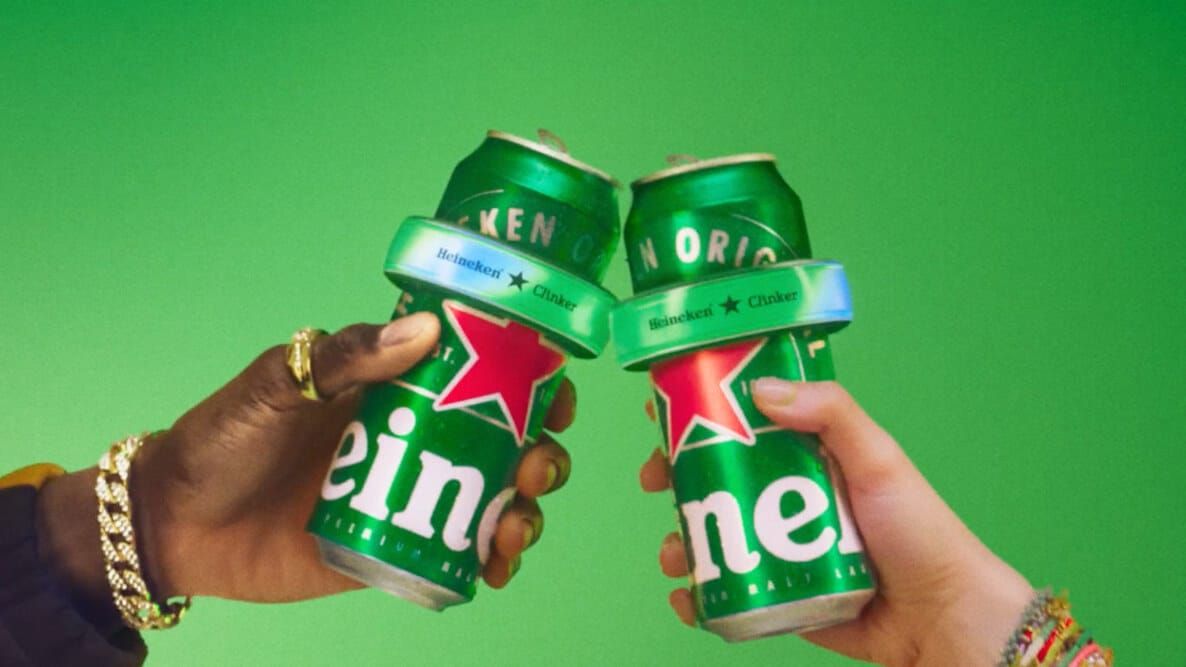 Heineken lança pulseira inteligente que mede compatibilidade musical entre desconhecidos