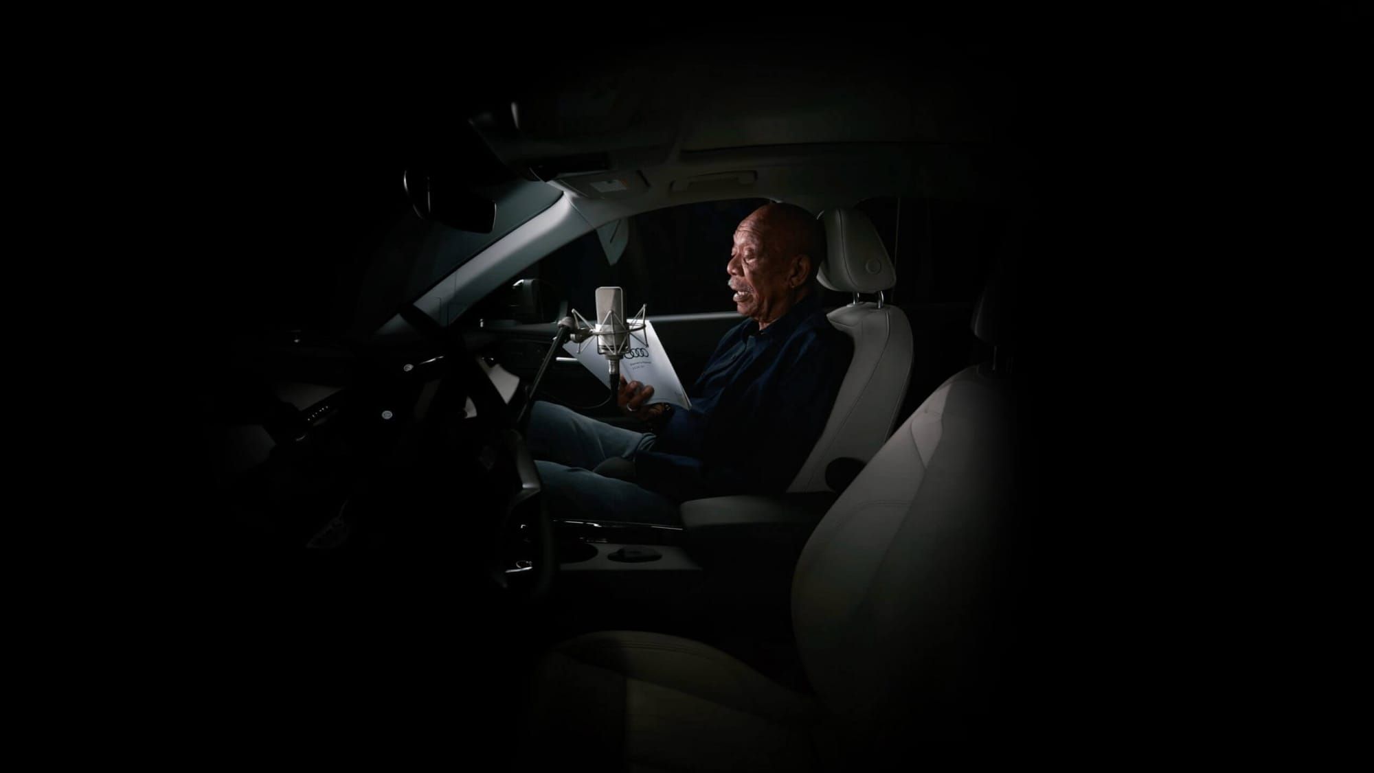 Audi escala Morgan Freeman para ler manual do novo Q3