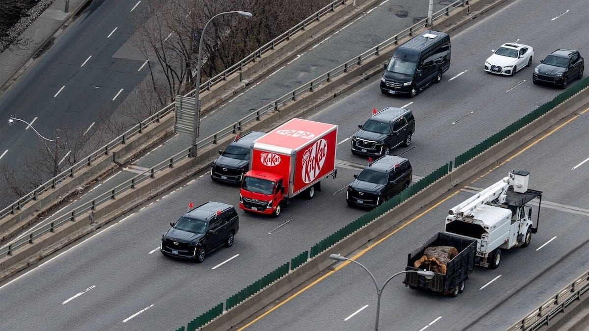 Após roubo viralizar, Nestlé escolta caminhão de KitKat nas ruas de Toronto