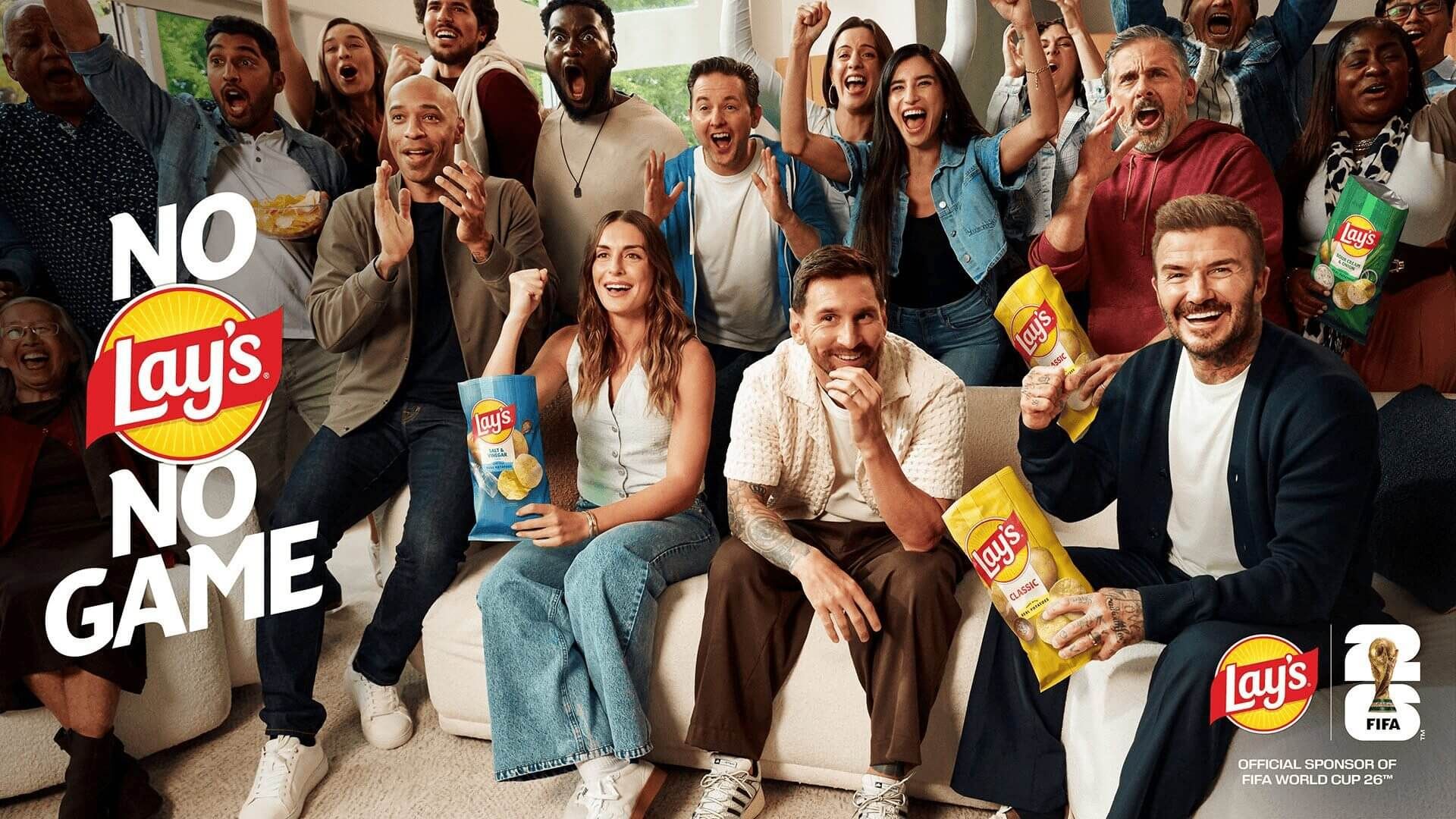 Lay's lança ativação de Copa 2026 com Messi, Beckham, Henry, Putellas e Steve Carell surpreendendo clientes em supermercado