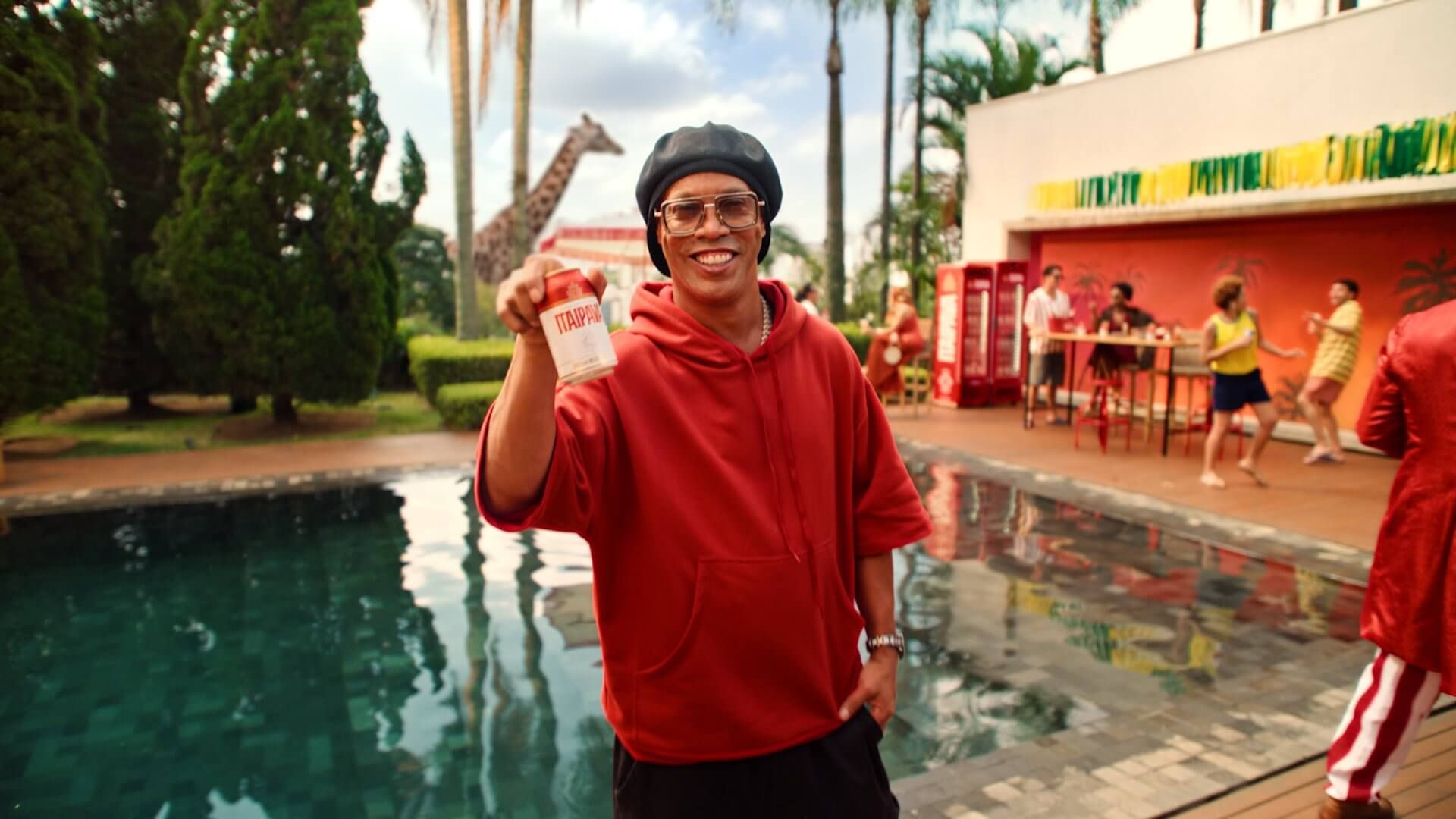 Itaipava escala Ronaldinho Gaúcho pra Copa e aposta em alegria onde a concorrência aposta em emoção