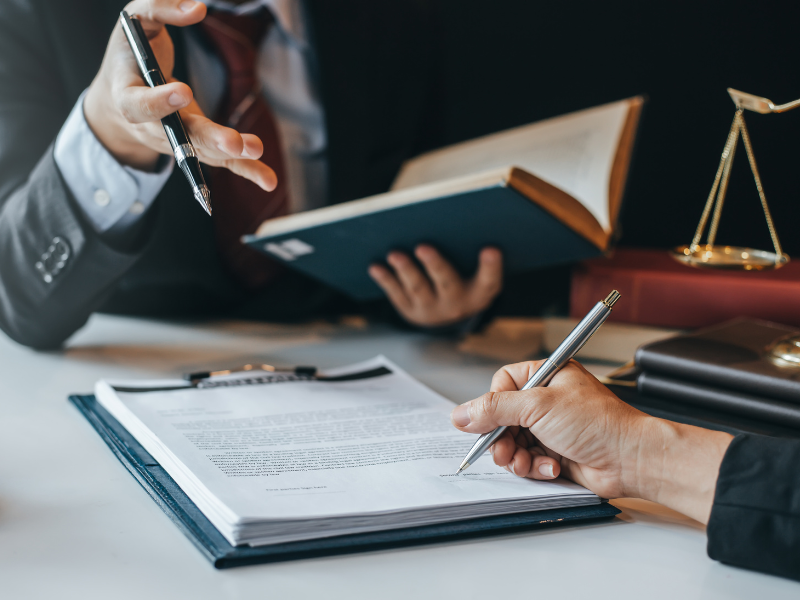 Pessoas analizando dados para transações imobiliárias perante orgãos como o Tribunal de Justiça.