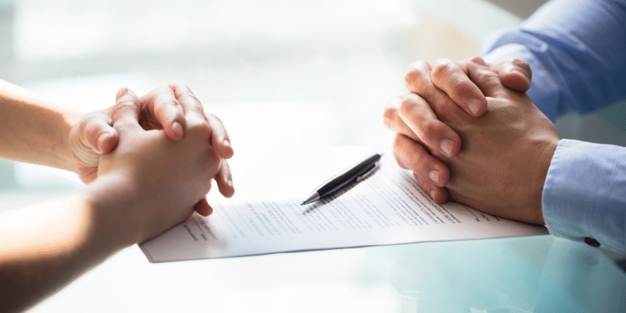 Duas pessoas avaliando um contrato.