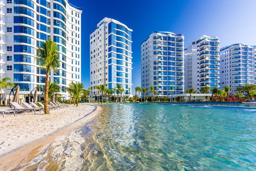 Foto da praia artificial e das torres de edifício do Brava Home Resort ao fundo.