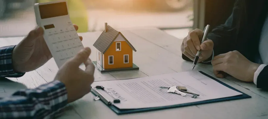 Pessoas conversando sobre valores de um imóvel.