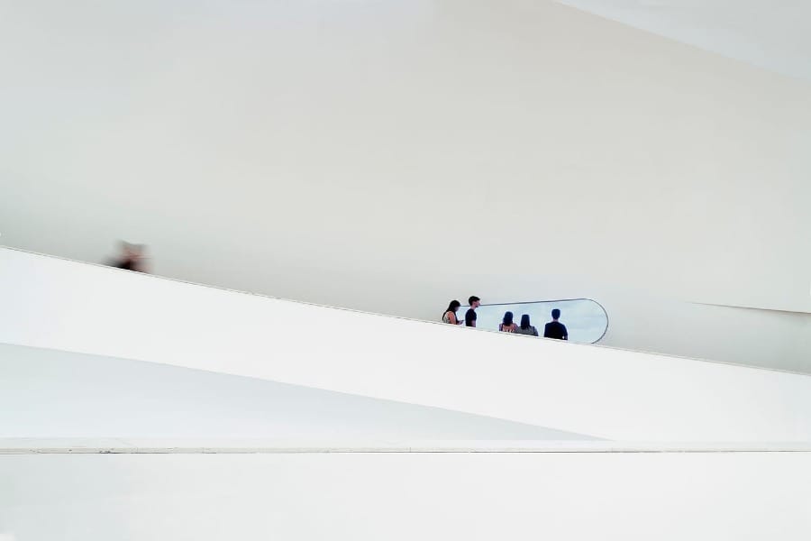 Foto de Alvaro Siza orquestra, como poucos, a experiência do visitante em suas obras. Por meio de compressões e descompressões, aberturas e fechamentos, volumes, vazios e luz, o arquiteto português marca os trajetos, as perspectivas e a passagem do tempo.