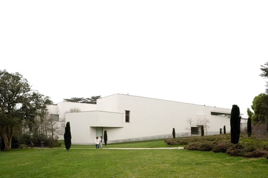 Foto de Álvaro Siza | Museu de Arte Contemporânea de Serralves, no Porto, 1999.