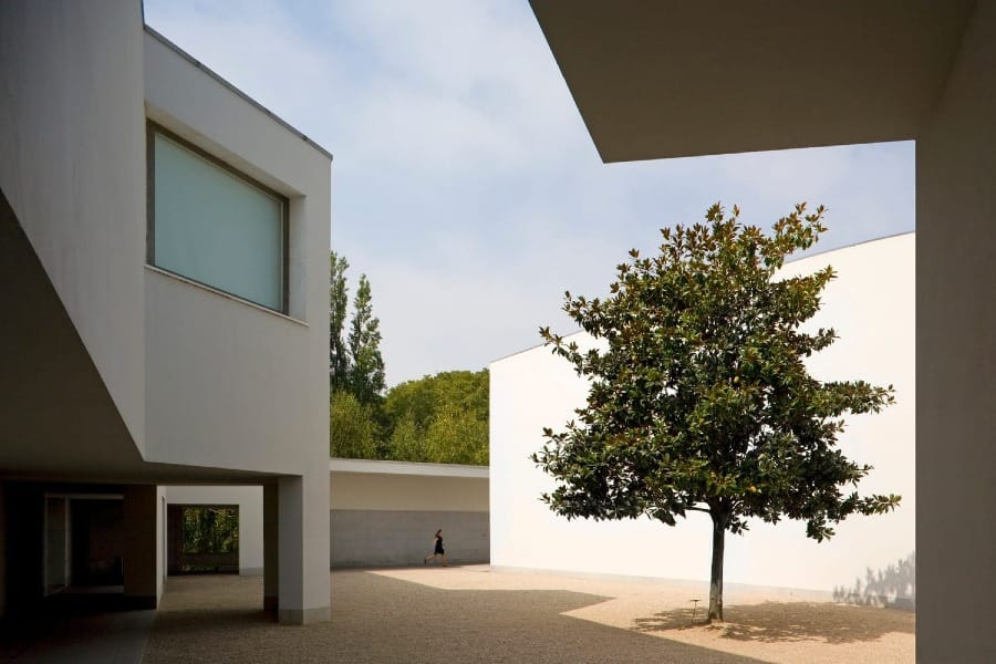 Foto Alvaro Siza | Museu de Arte Contemporânea de Serralves, no Porto, 1999.