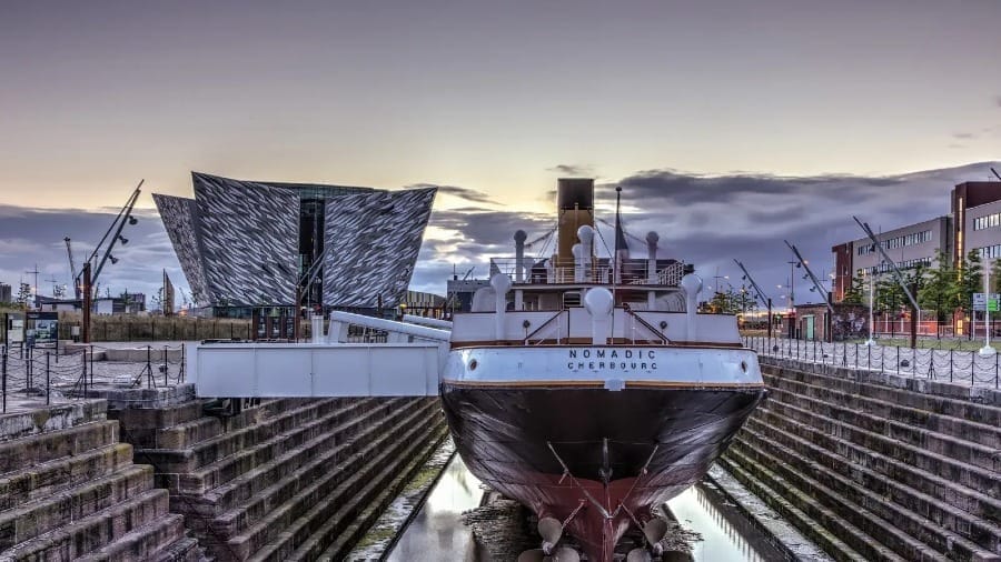 Foto do Titanic Belfast, projeto de Eric Kuhne, em Belfast (2009).