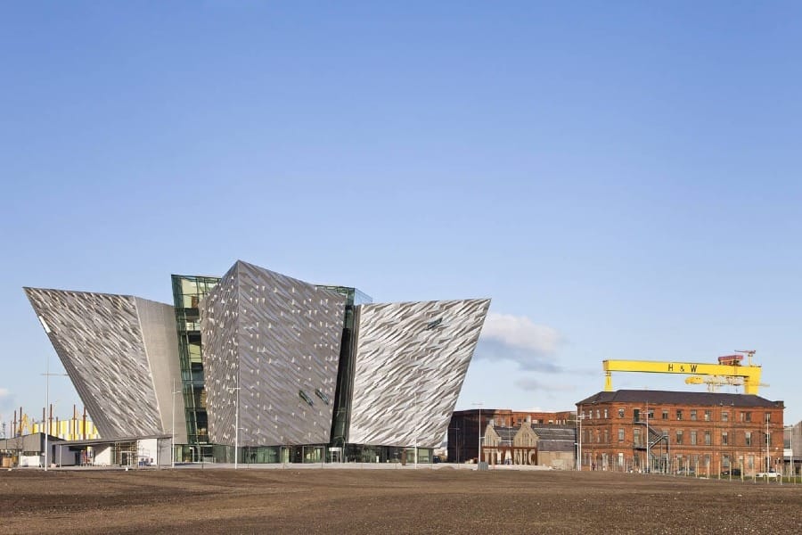 Foto do Titanic Belfast, projeto de Eric Kuhne, em Belfast (2009).