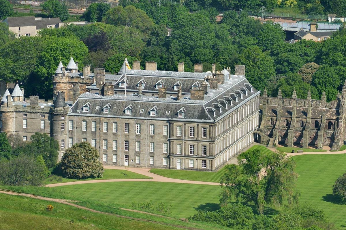 Viaje na Arquitetura de Edimburgo, na Escócia | Holyroodhouse Palace.