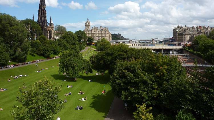 Viaje na Arquitetura de Edimburgo, na Escócia | Jardins da Princess Street.