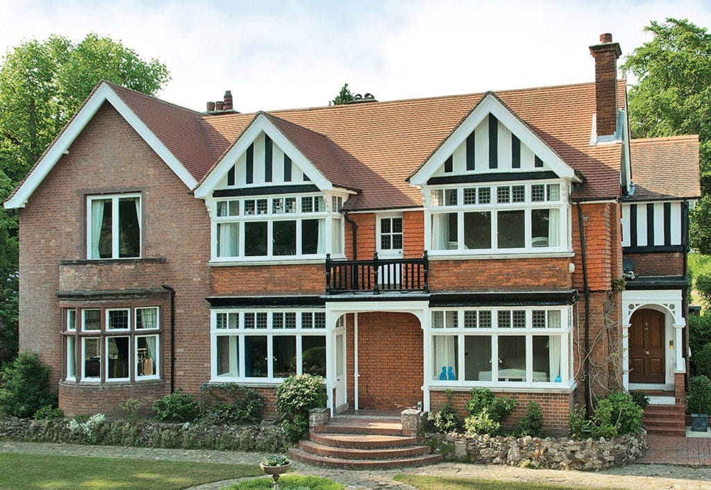 Arquitetura Eduardiana: Influenciada pelo Movimento Arts and Crafts, um design simples e uma apreciação pelo feito à mão em resposta à produção em massa na era vitoriana.