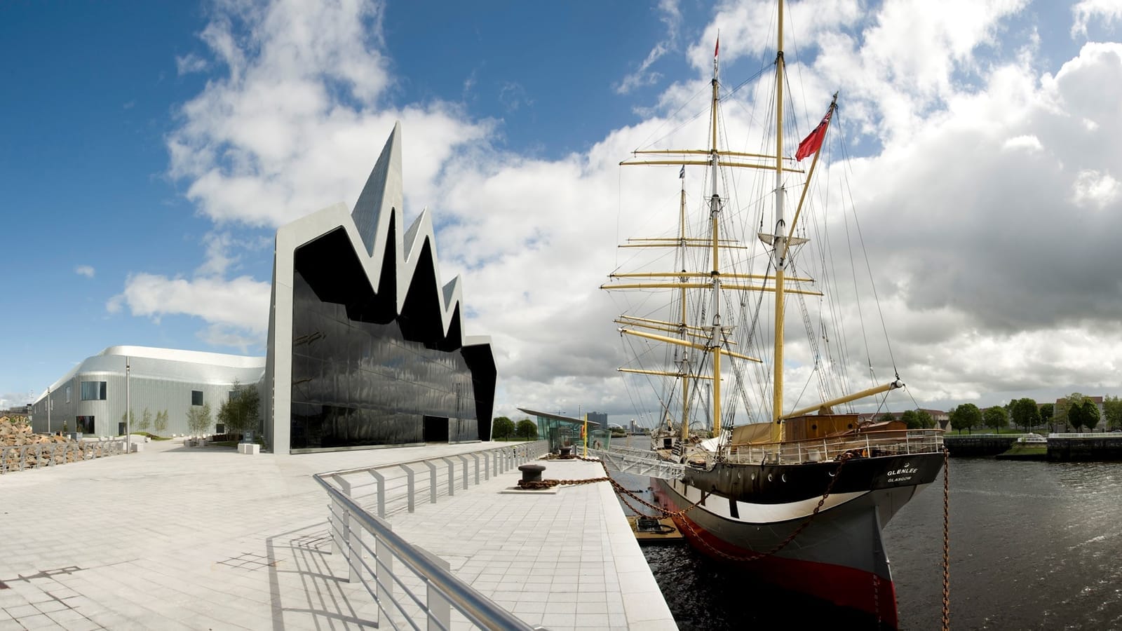 Riverside Museum, projeto de Zaha Haddid, em Glasgow (2011). Foto: Riverside Museum.