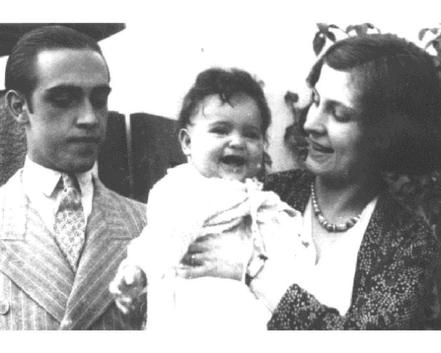 Foto de Oscar Niemeyer, Annita Baldo e Anna Maria Niemeyer.