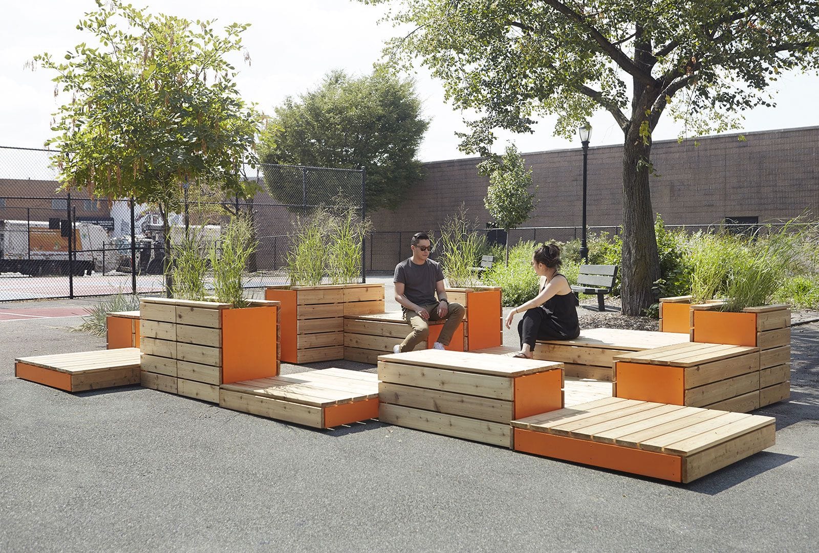 Parklets como estratégia urbana, fortalecem o senso de comunidade através da interação social.