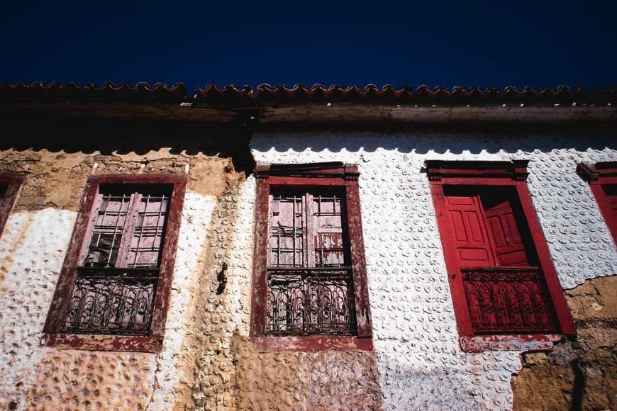 Arquitetura Vernacular | Casa de terra batida, uma mistura compactada de argila, cal e cascalho.