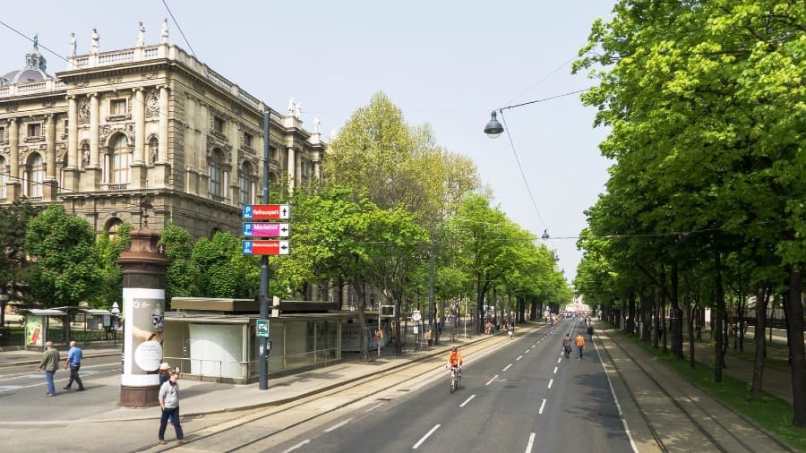 Foto de Ringstrasse, em Viena. Grande rua circular cercada por edifícios neogóticos, renascentistas e clássicos.