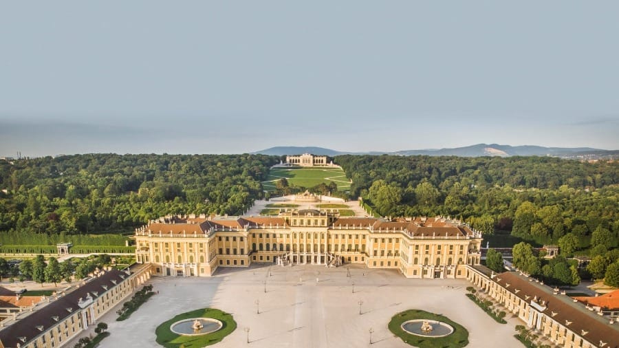 Foto do Palácio de Schönbrunn, uma obra-prima barroca, um ícone da arquitetura imperial.