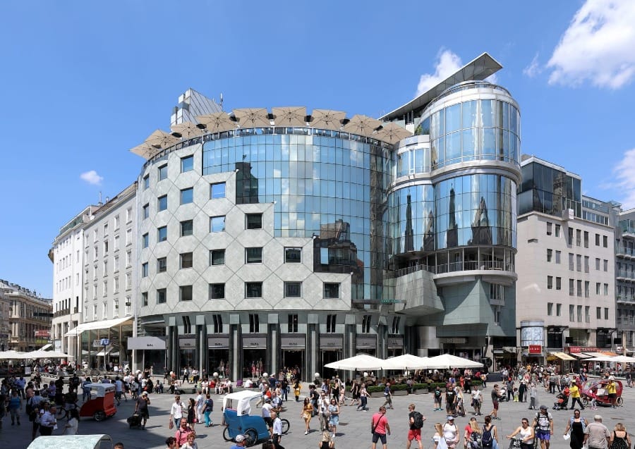 Foto Em meados da década de 1980, projeto do arquiteto Hans Hollein para construir um moderno edifício de vidro em frente à Catedral de Santo Estêvão.