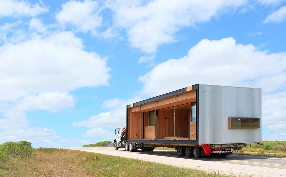 Caminhão carregando um módulo de sistema construtivo