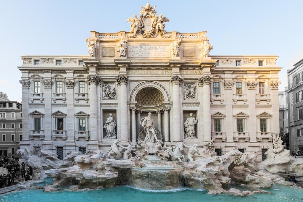 Fontana di Trevi, em Roma, na Itália | O design da fonte, uma mistura harmoniosa de esculturas e água, expõe o auge da estética barroca.