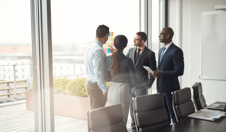 Especialistas reunidos discutindo metas.