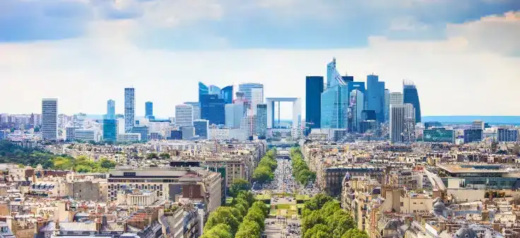 Imagem aérea de cidade já consolidada com novos caminhos sendo abertos, através de desapropriação de imóveis existentes.