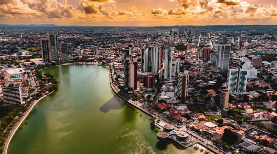 Imagem aérea do centro urbano de uma cidade.