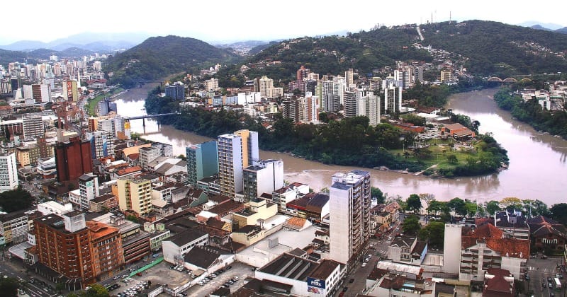 Vista aérea da cidade de Blumenau, Santa Catarina.