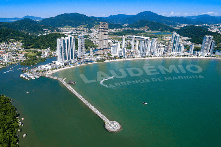 Orla de Balneário Camboriú com os edifícios de frente para a praia, área onde se aplica a taxa Laudemio.
