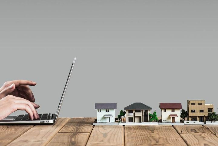 Pessoa trabalhando no computador.