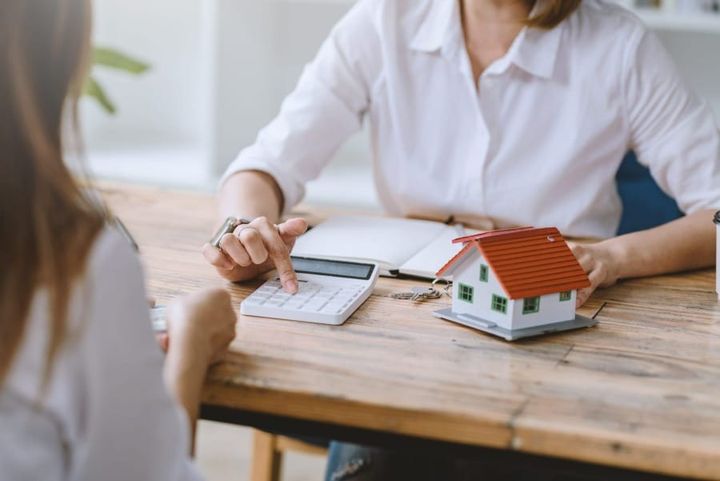 Pessoas calculando o valor do aluguel do imóvel.