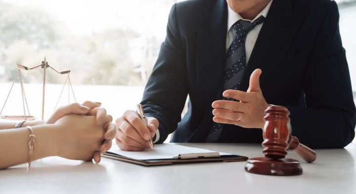 Advogado explicando o processo para cliente.