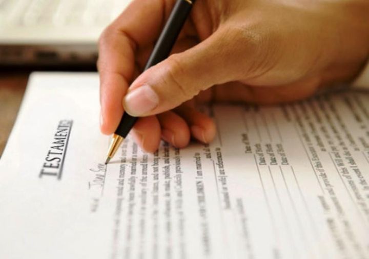 Pessoa assinando um Testamento.