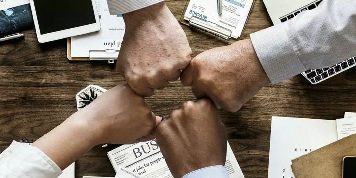 Mãos unidas simbolizando sócios de uma empresa.