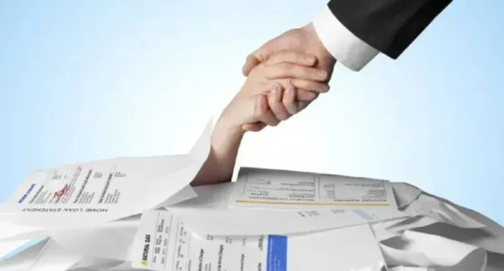 Pilha de boletos representando dívida.