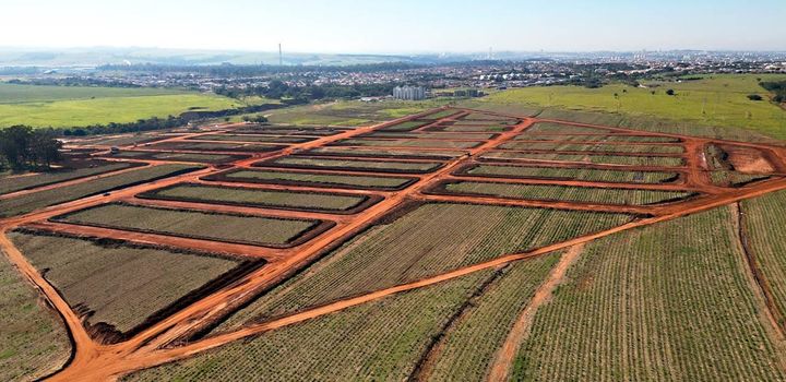 Imagem aérea de lotes a venda.