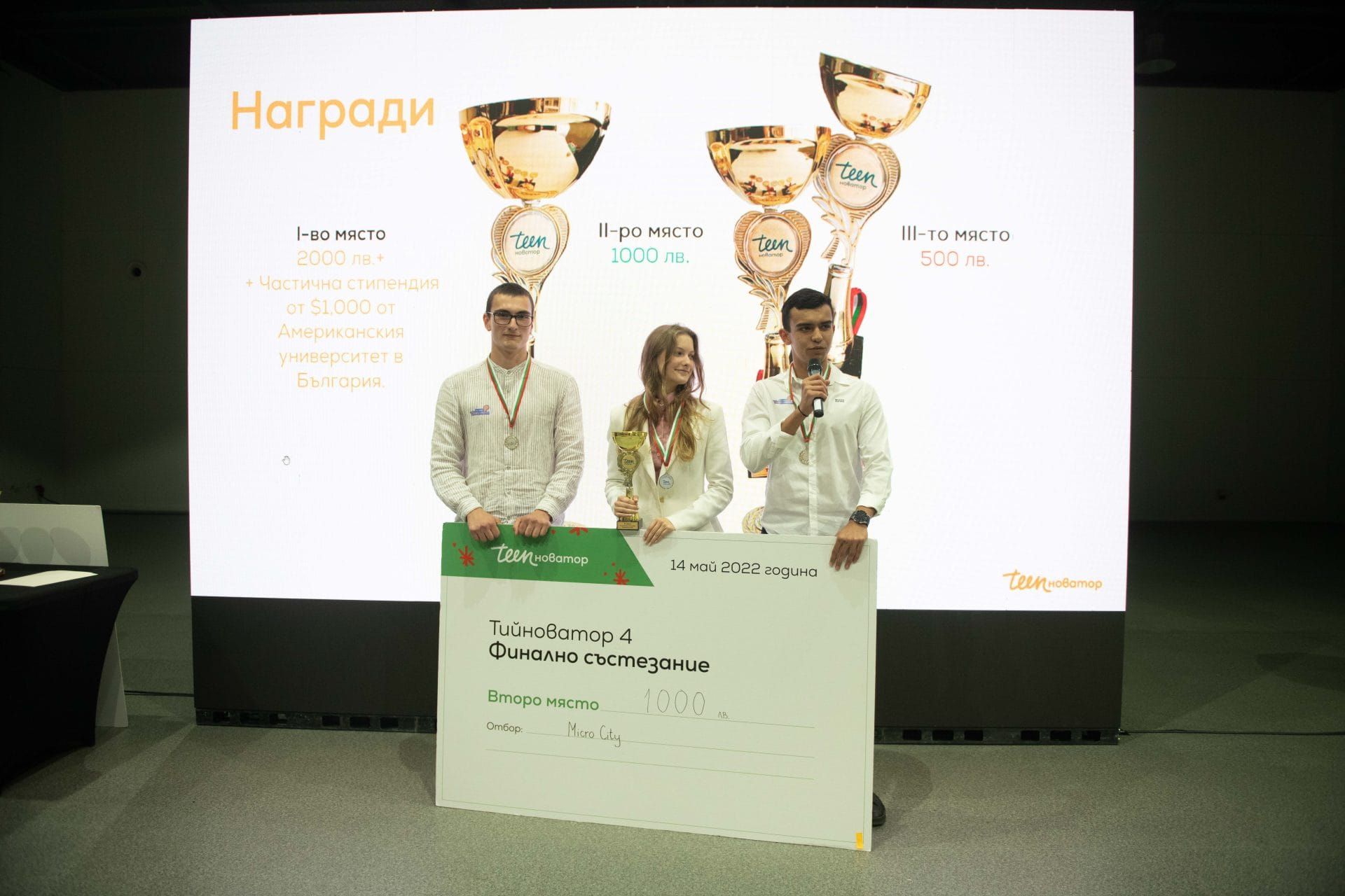 Urban farming startup MicroCity receiving their award at Teenovator final competition