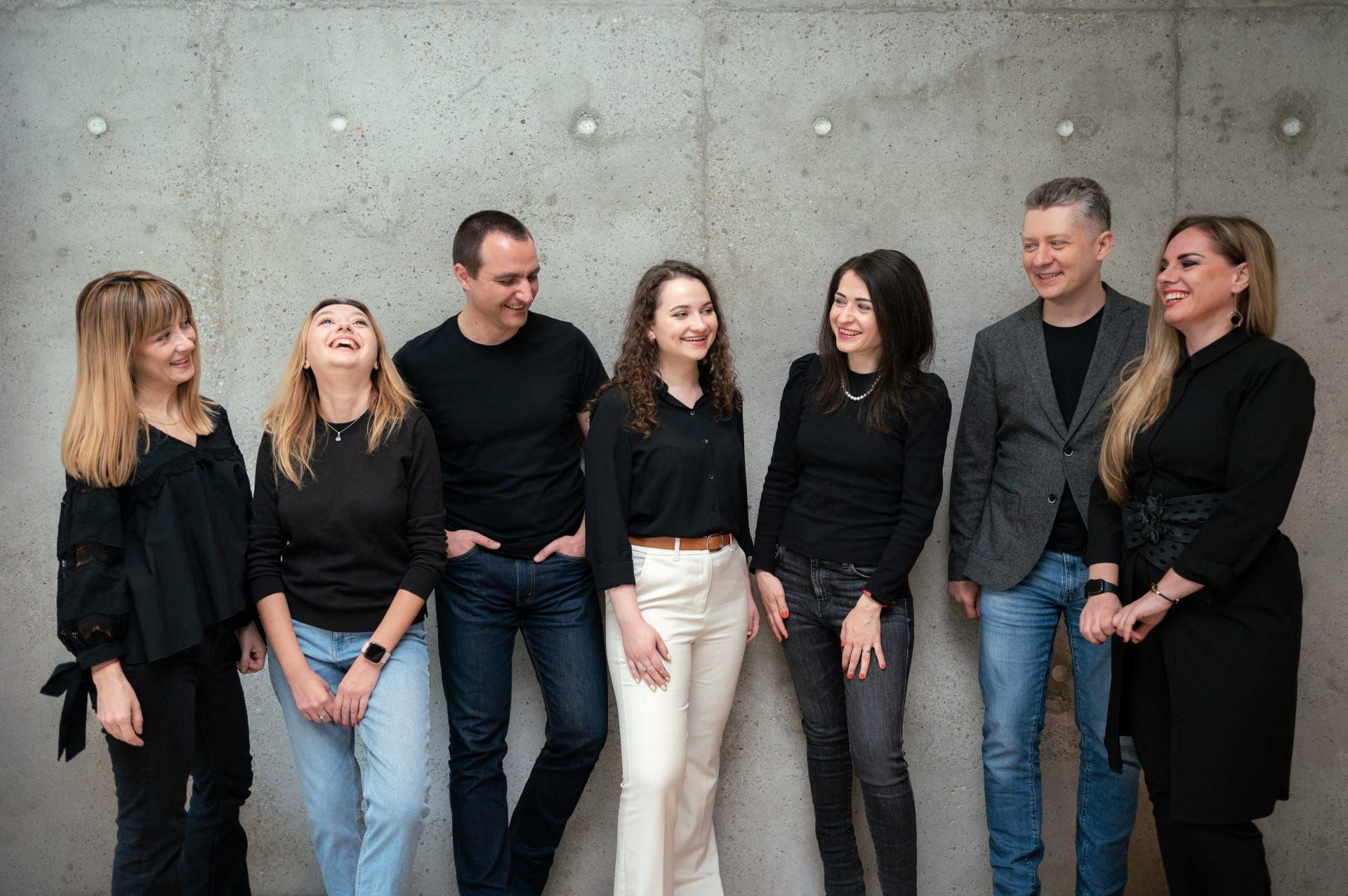 Picture with the team of Underline Ventures, 5 women and 2 men, next to a gray wall