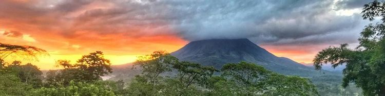 Arenal Volcano rising above lush rainforest — the perfect starting point for a one-week Costa Rica adventure.