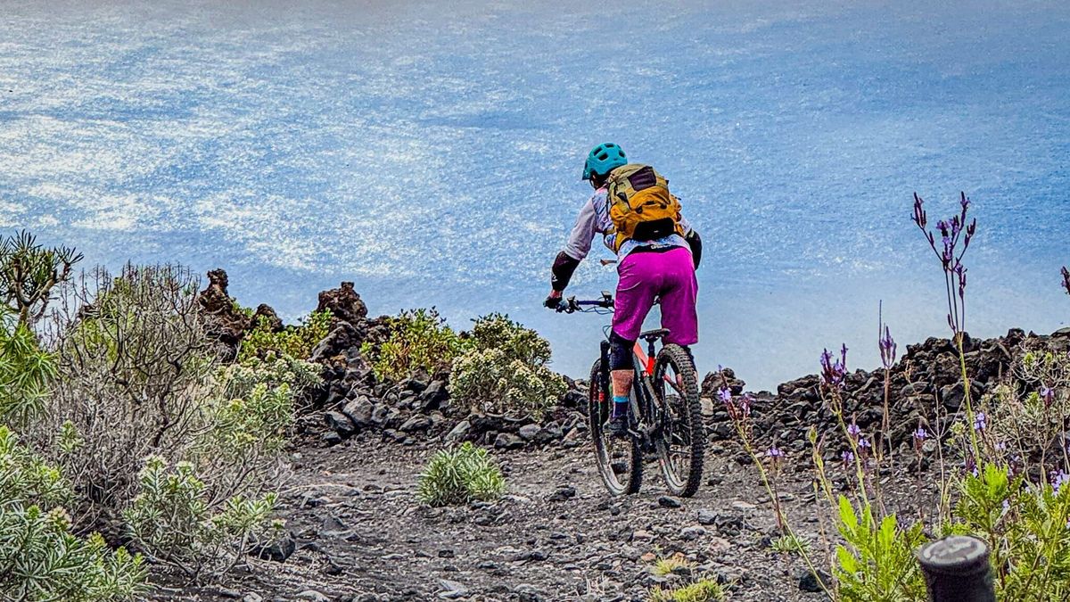 Bikerin am Trail auf La Palma mit Meer im Hintergrund von Harald Maier