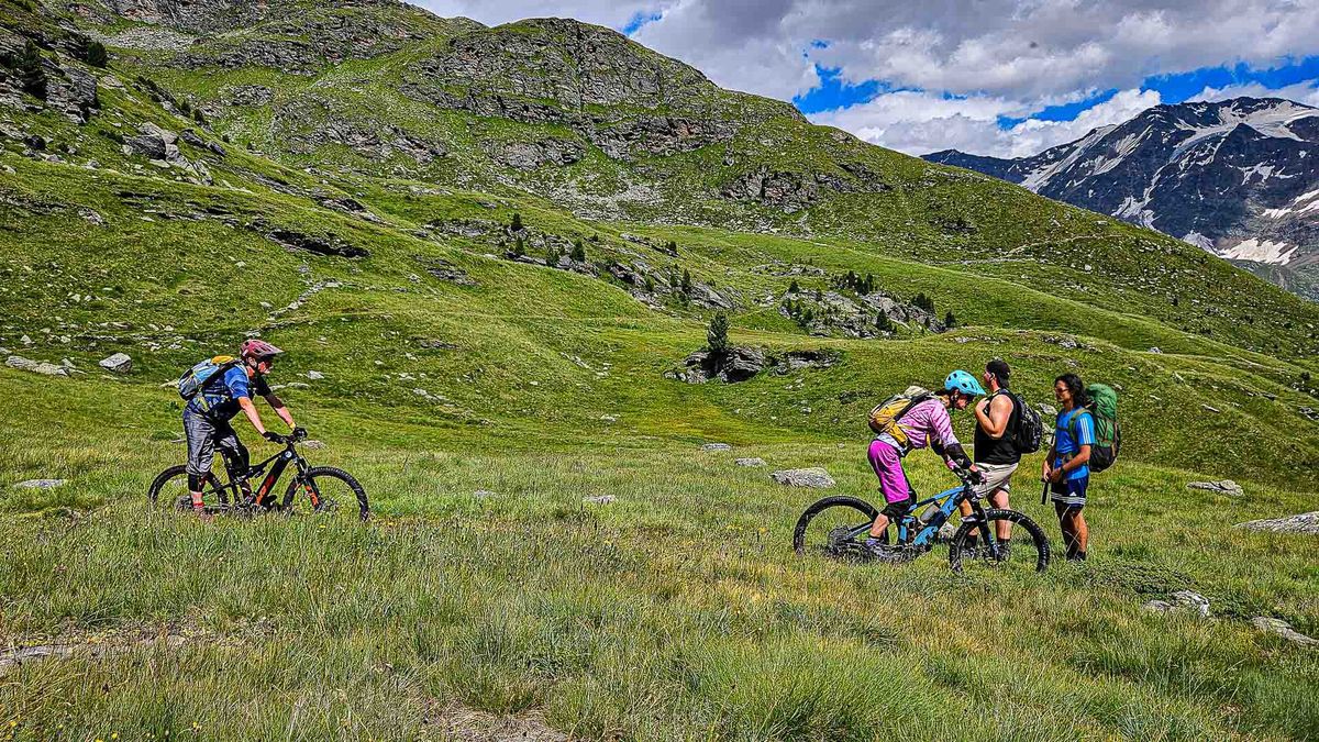 Biker und Wanderer am Trail von Harald Maier